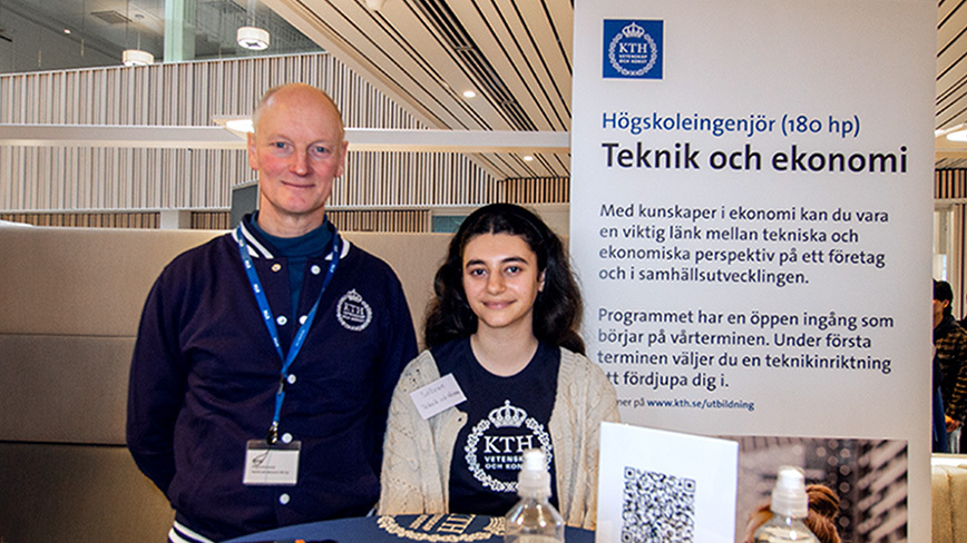 Peter Sillén, programansvarig för Teknik och ekonomi och Solivan Yehya, sistaårsstudent. 