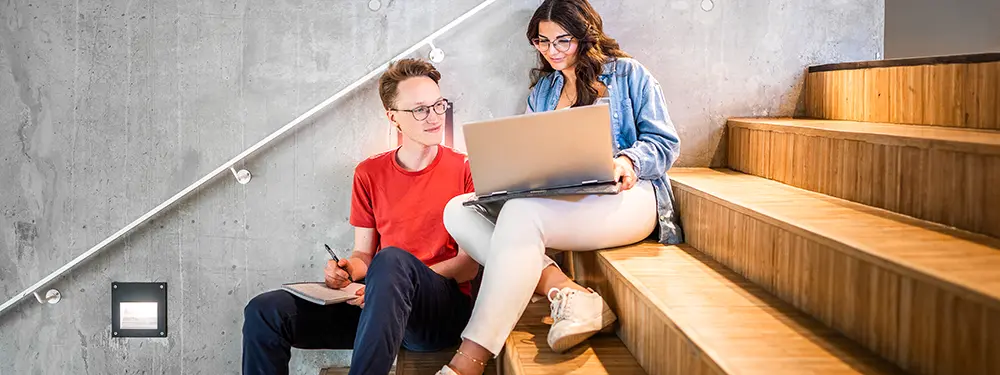 Studenter med laptop i knät.