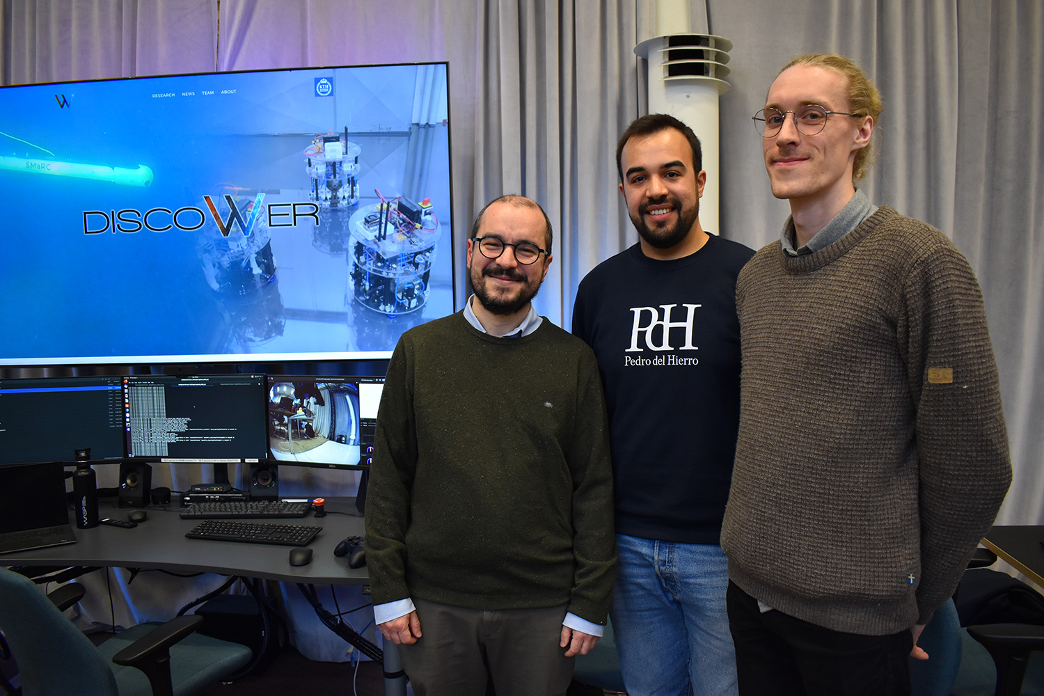 En del av DISCOWER-teamet: Dimos Dimarogonas, professor, med Pedro Roque och Elias Krantz (PhD:s). 
