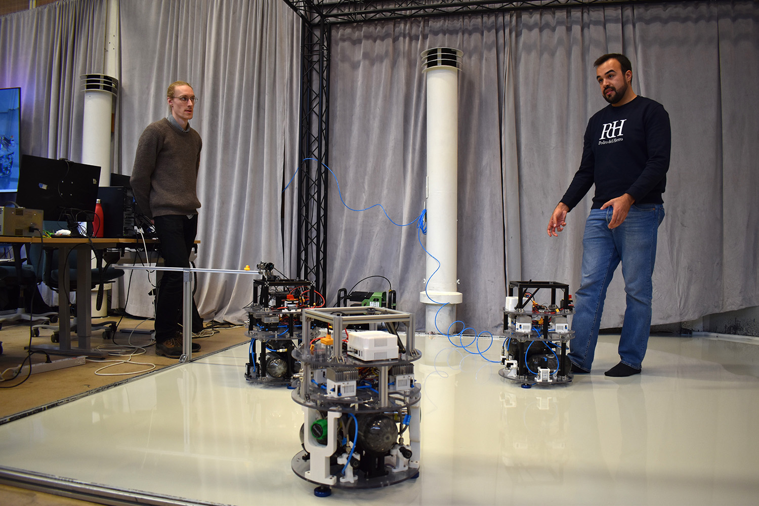 Spacebots i labbet med Elias Krantz och Pedro Roque. Foto: Nelly Sahlstrand/Linköpings universitet