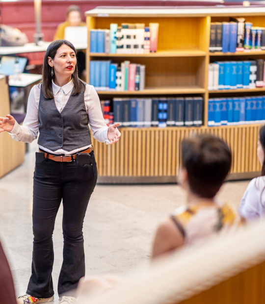 Bibliotekarie presenterar biblioteket