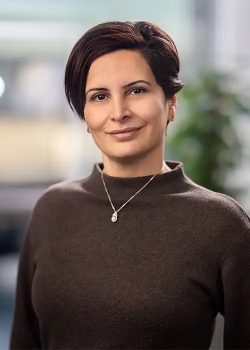 Porträttfoto av kvinna med kort mörkt hår.