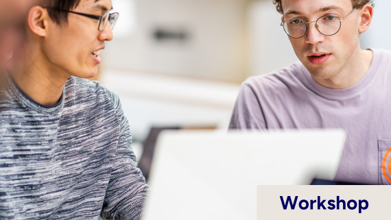 Hand som skriver på papper och dator