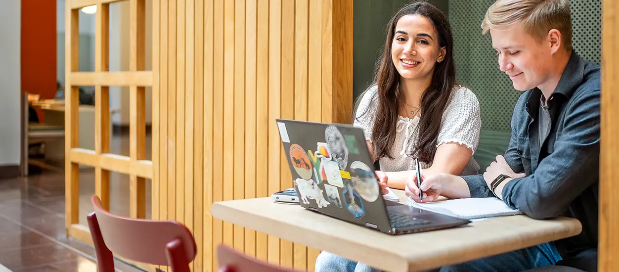 studenter på campus