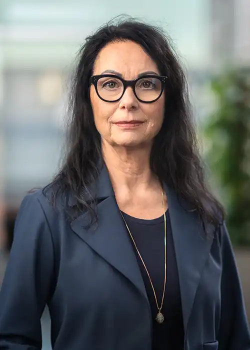 Porträttfoto av kvinna med glasögon.