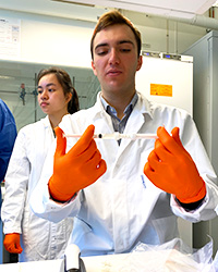 En man håller i en spruta