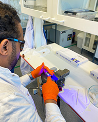 En man härdar benlimmet med blått ljus