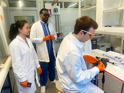 Tre personer i labbmiljö.