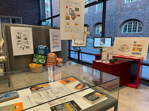 En monter och affischer från utställningen.