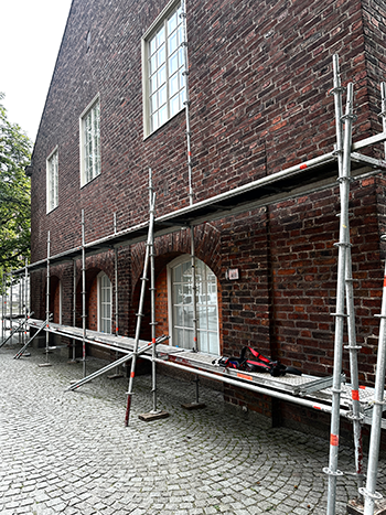 Scaffolding around library windows