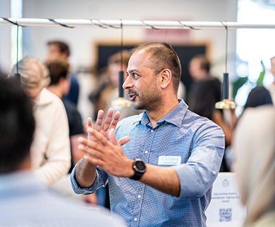 En man som pratar med någon utanför bilden