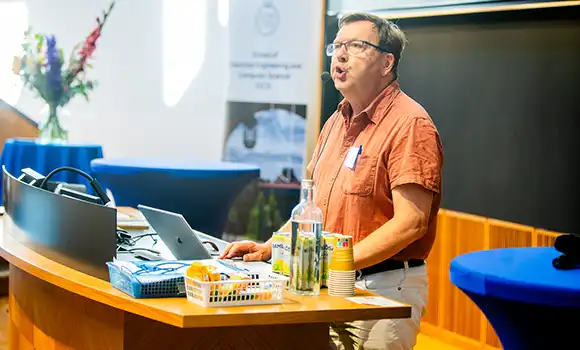 Sten Ternström vid avdelningen för tal, musik och hörsel använde hela sin kropp för att ge en bild a