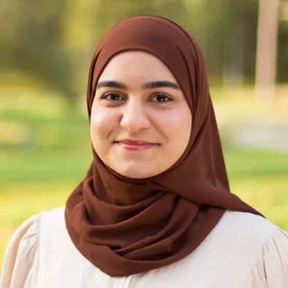 Porträttfoto av studenten Marwa