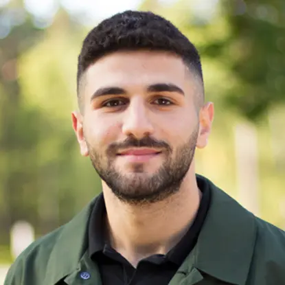 Porträttfoto av studenten Hassan