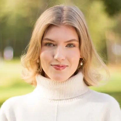 Porträttfoto av studenten Dina