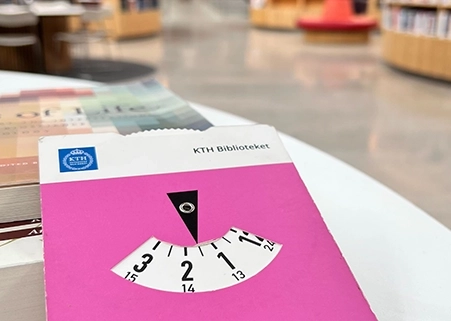 Reservationsskiva på bord i biblioteket.