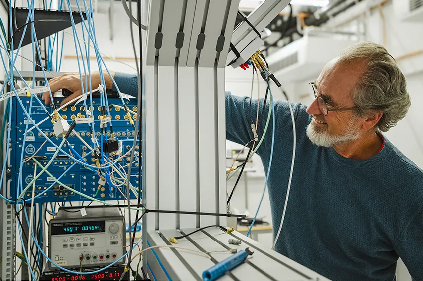 David Haviland i labbet