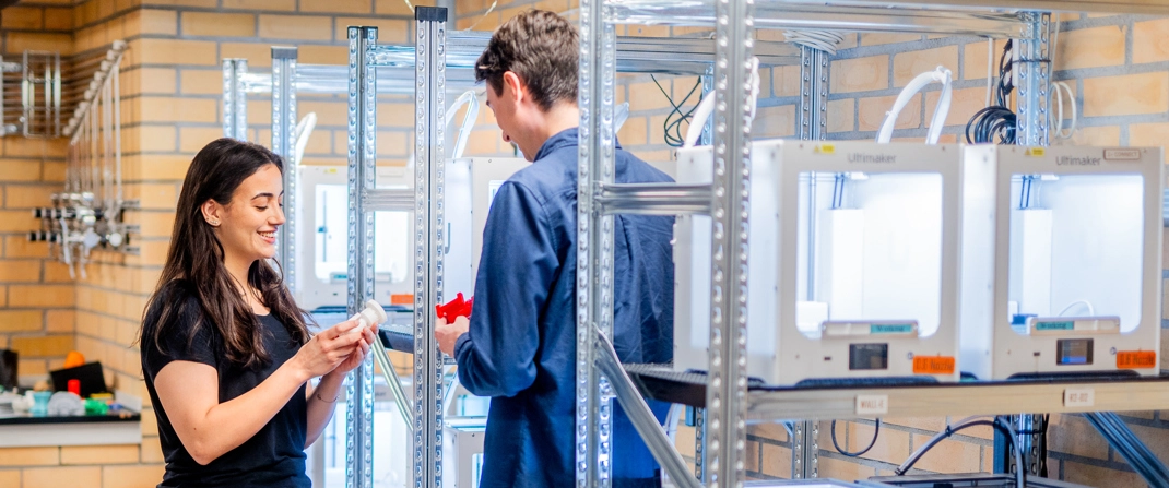 Studenter med 3D printrar. Links to a page for KTH students