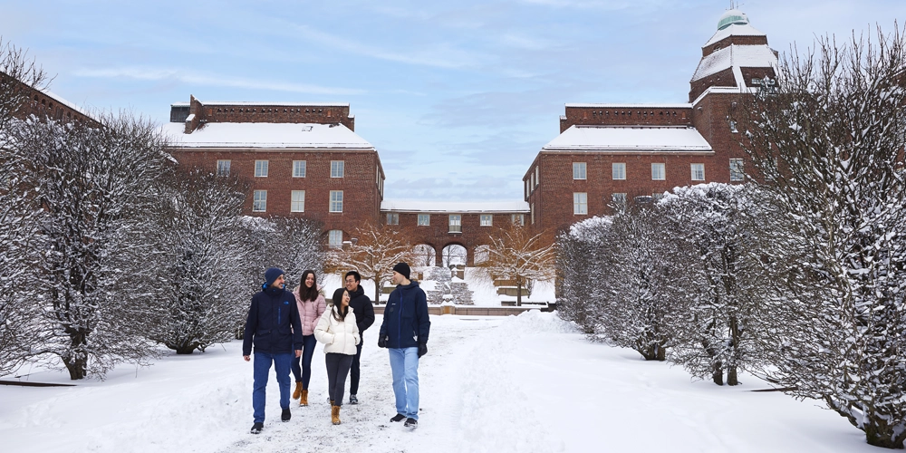 Students walking in snowy KTH courtyard