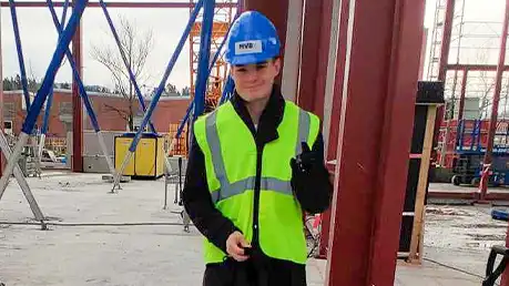 Studenten Arthur på en byggarbetsplats