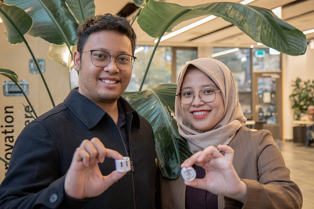 Jessika Jessika & Akbar Bagas Pramantya holding up their microstructures