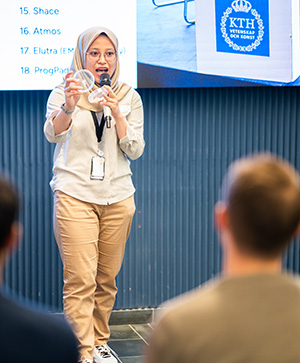 Jessika Jessika presenting