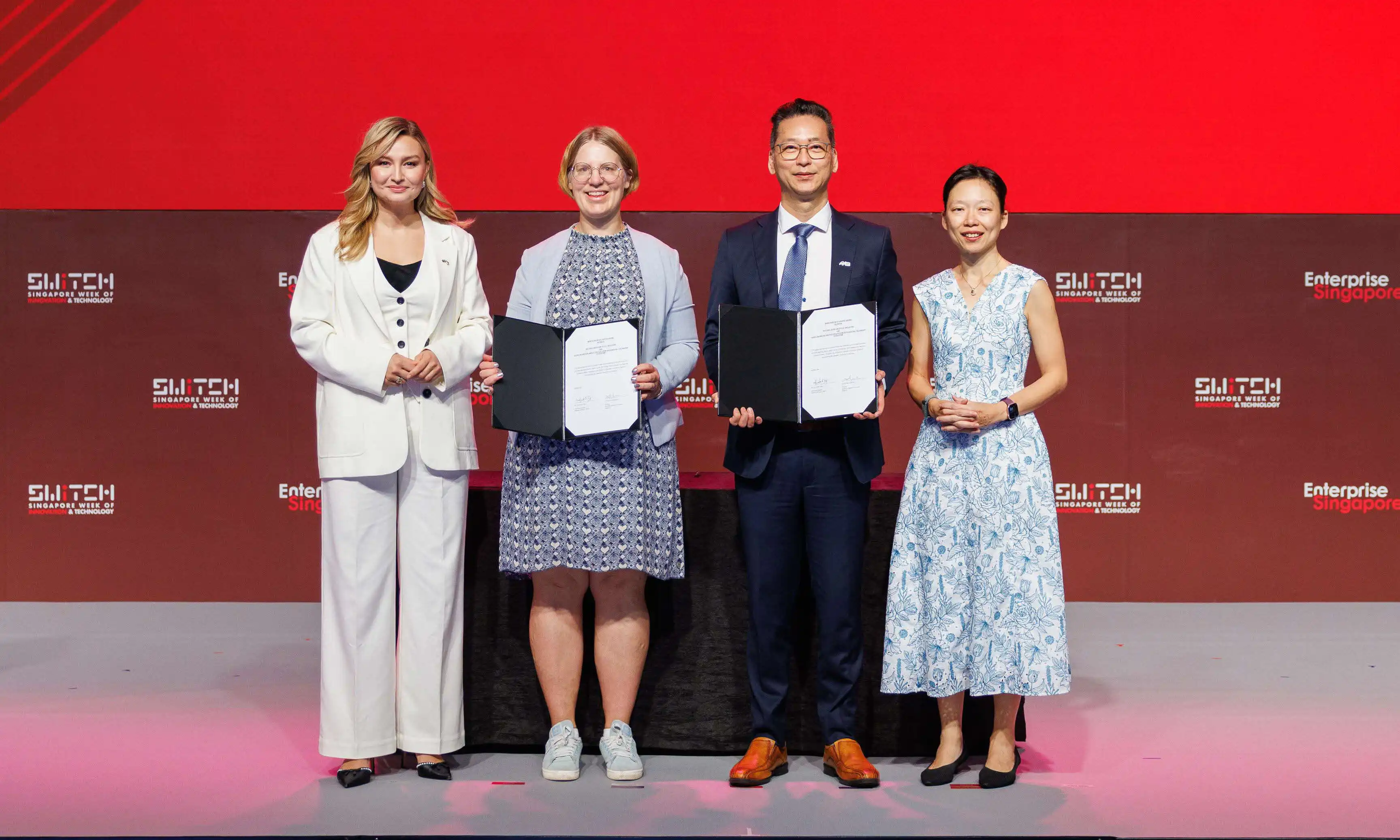 Fyra personer som just har signerat ett dokument