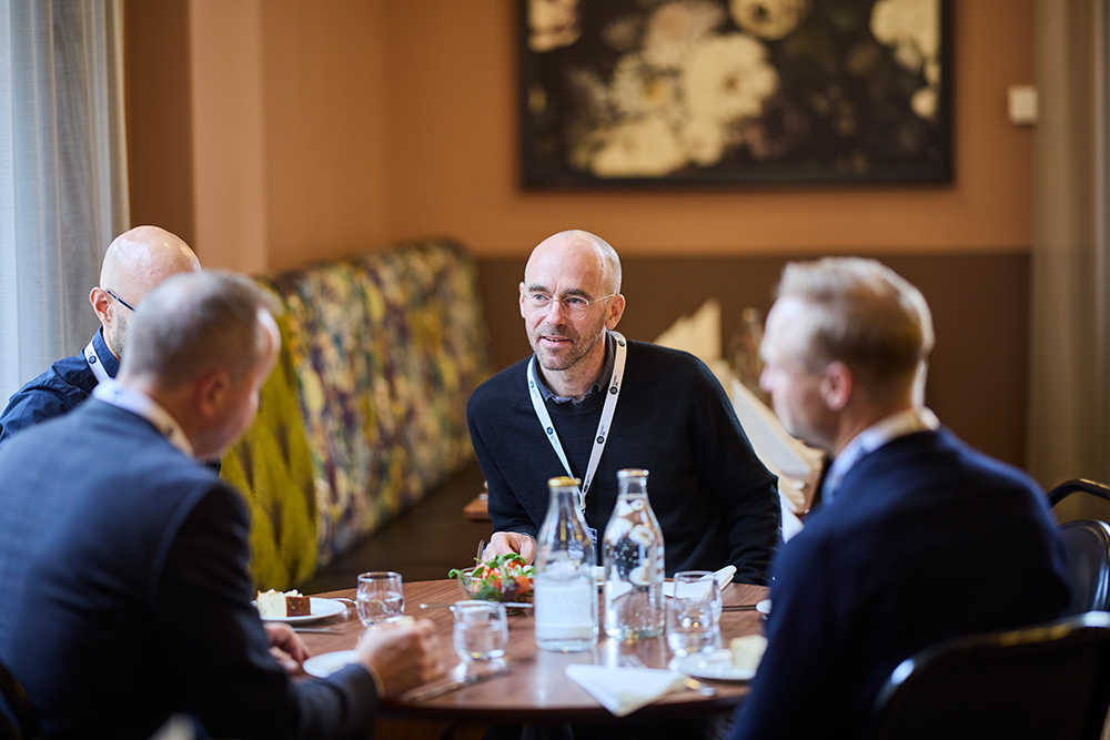 Hanner Eder vid ett bord tillsammans med tre andra personer