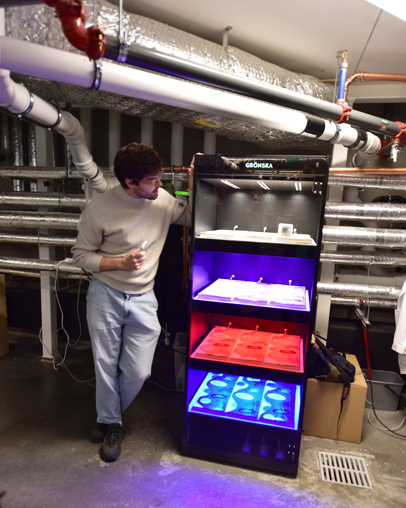 Demonstration of hydroponics cabinet