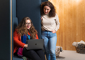 Två personer tittar på en laptop