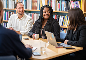 Personer sitter i ett möte