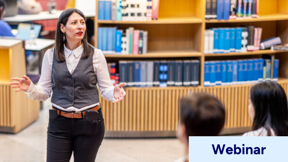 Person framför publik