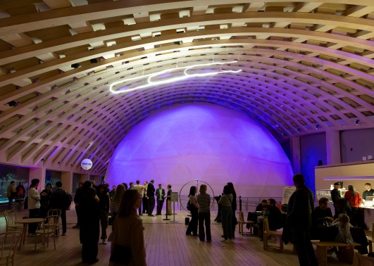 Light installation resembling a shooting star