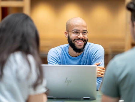 Studenter pluggar på campus