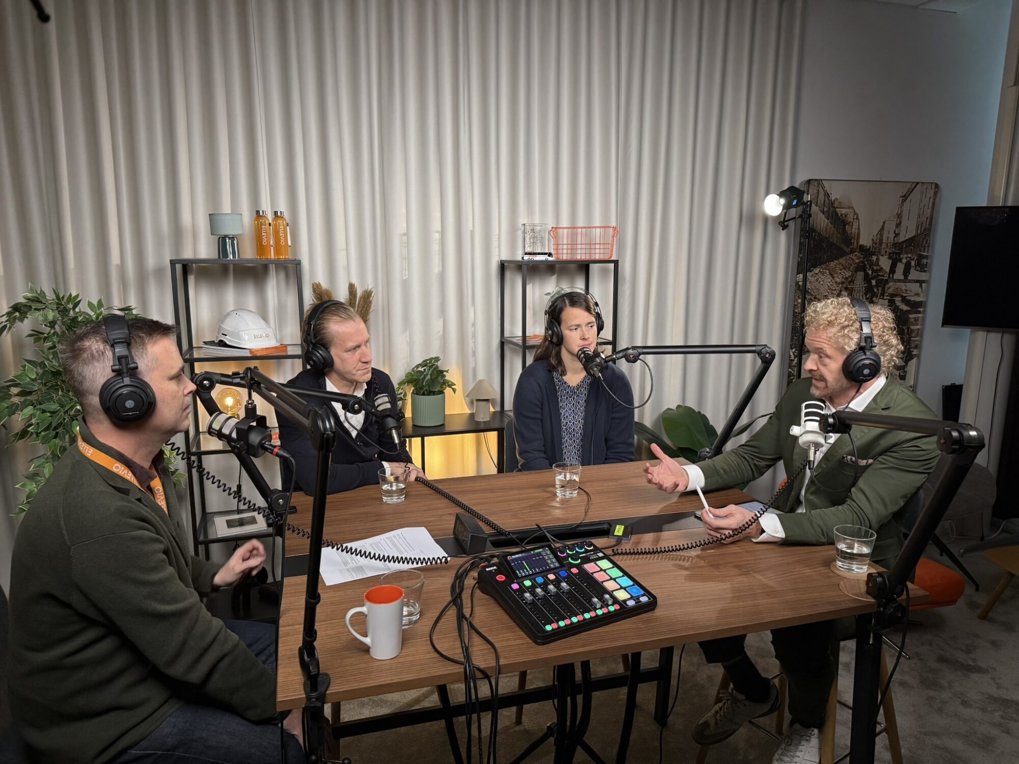 Photo of Jonatan Björck, John Wernvik, Anna Furberg och Kristofer Fröjd in a podcast studio.