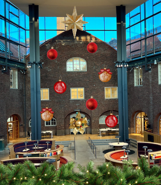 Bibliotekshallen och juldekorationer
