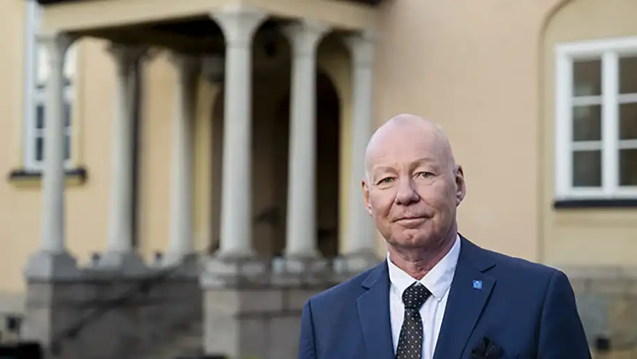 Man utanför en byggnad med pelare.