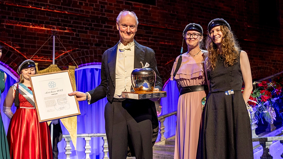 Peter Sillén tar emot utmärkelsen Årets lärare av THS