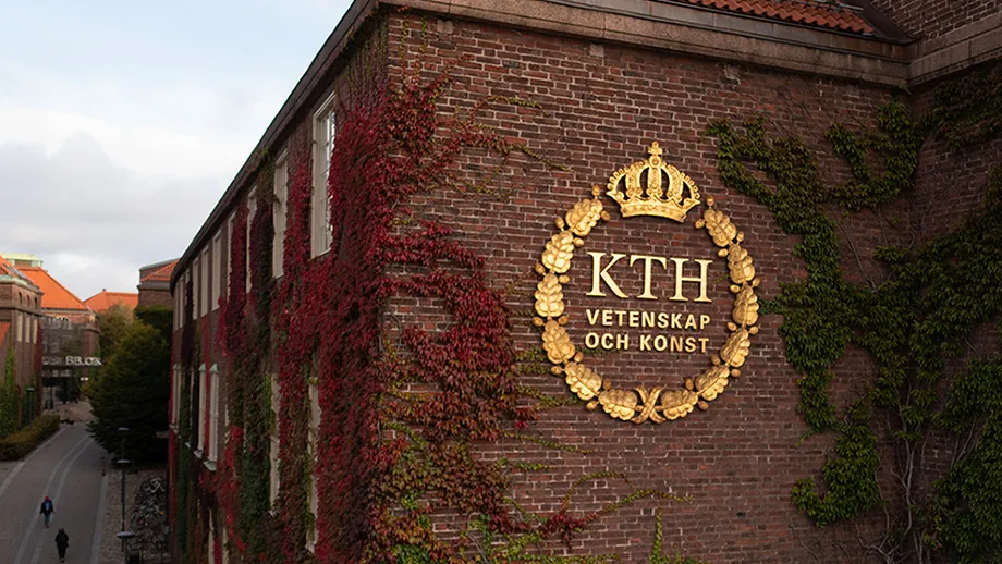 Byggnad med KTH:s logga. 