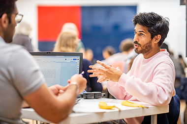 Studenter som diskuterar. 
