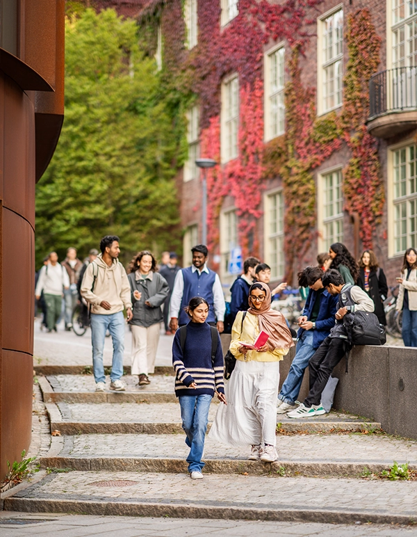 Students walking down Osquars backe