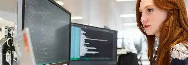 En student i profil framför en datorskärm