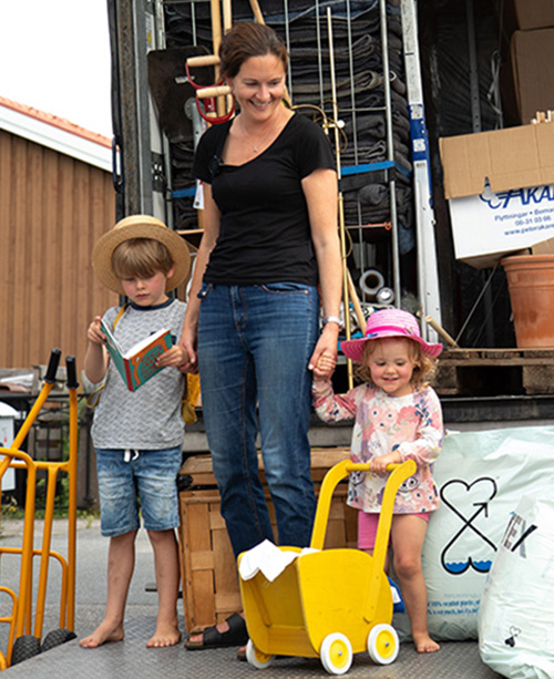 Familj på lastbilsflak