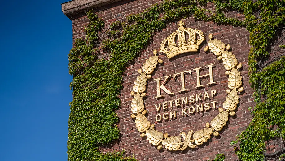 KTH-logotyp på fasaden.