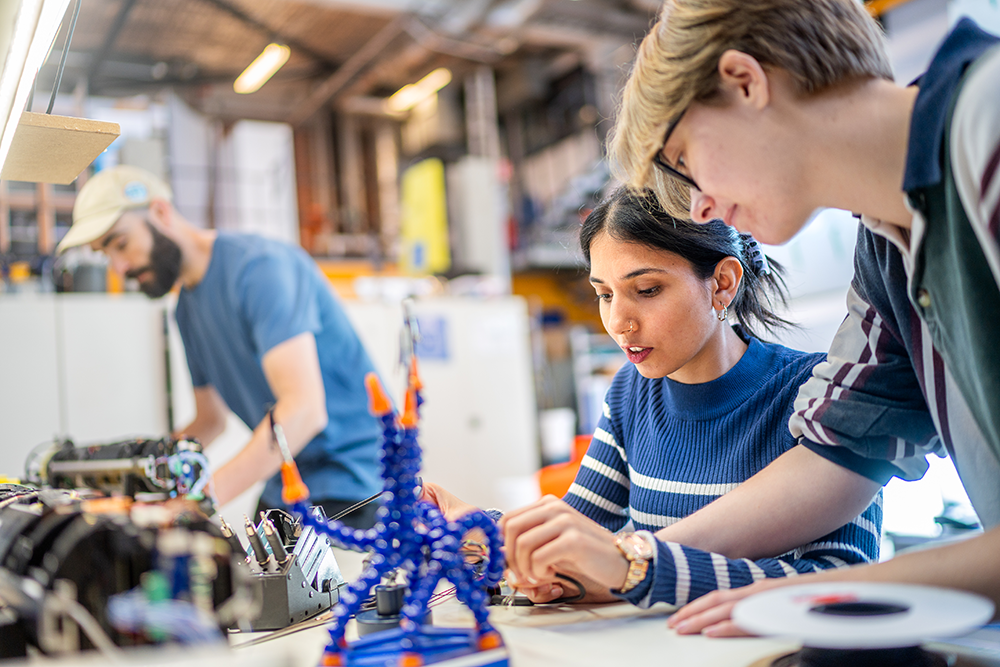 Två studenter arbetar med prototyper