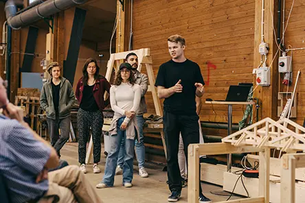 Studener presenterar broprototyper i makermiljön Broseniushallen på KTH Campus