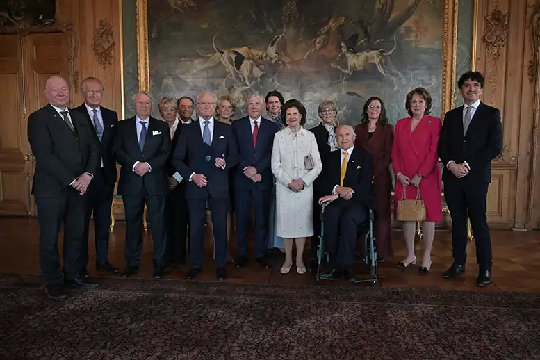 A bunch of people at a birthdayceremony at the Royal Castle.