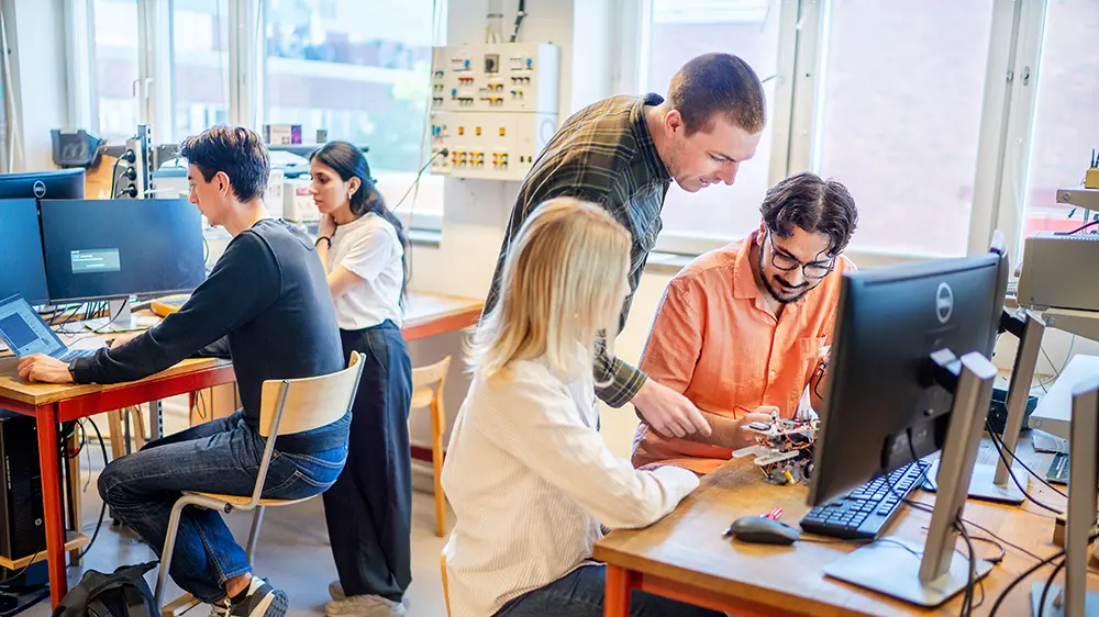 Studenter jobbar på prototyper i en makermiljö