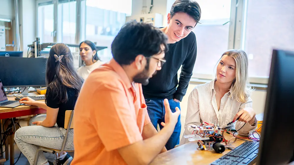 Studenter arbetar med en prototyp i en makermiljö på KTH.