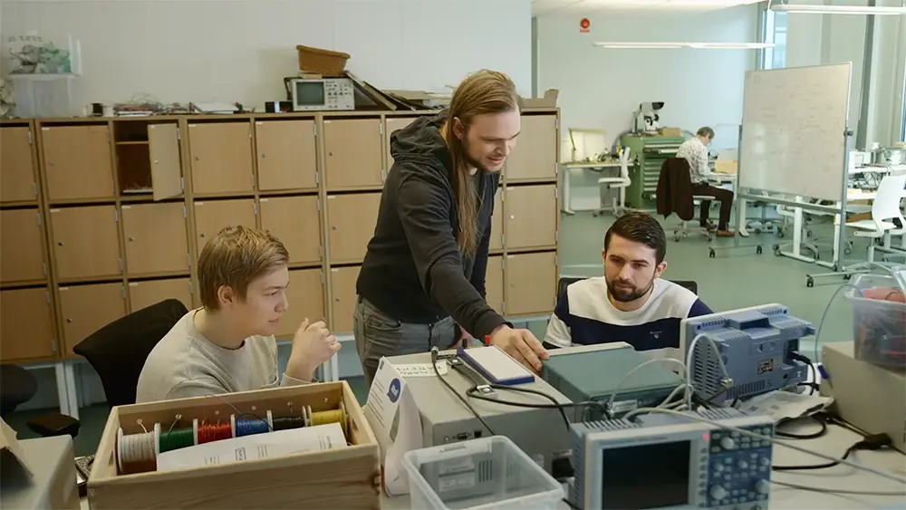 Två elever och en lärare som arbetar i makermiljön Spaces.